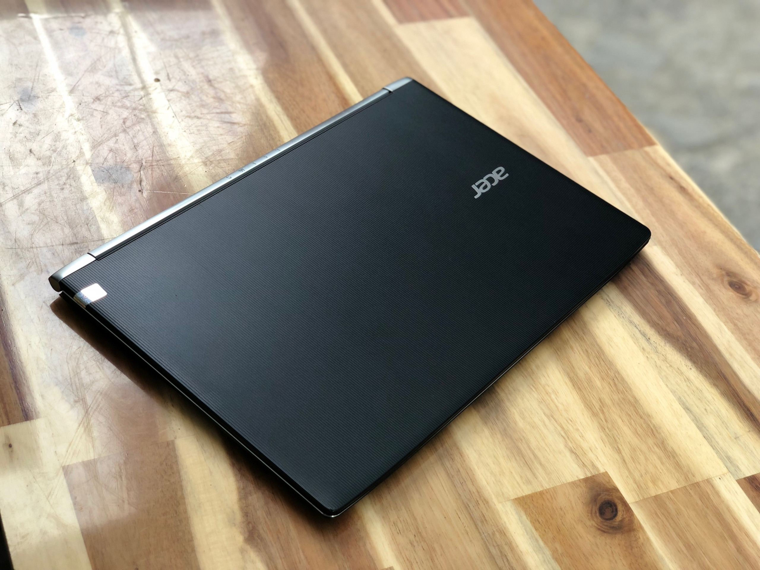 Laptop Acer Swift 5, i7 7500U 8G 256G Full HD Đèn phím Còn BH 5/9/2018 Pin 10h3