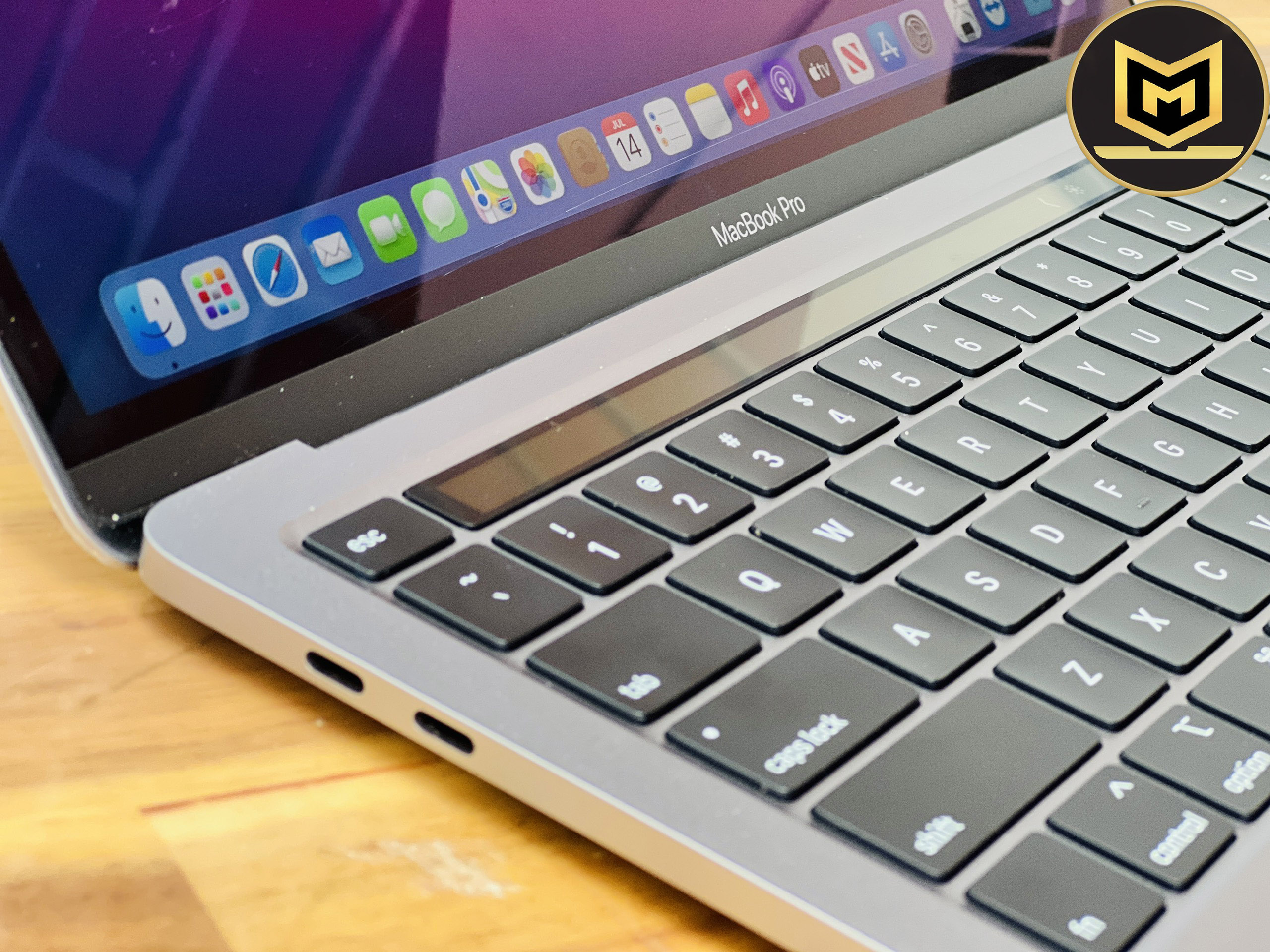 MACBOOK PRO 13 2020 TOUCHBAR i5/ RAM 8GB/ SSD 512GB/ VGA IRIS PLUS/ VỎ NHÔM XÁM GRAY/ GIÁ RẺ3