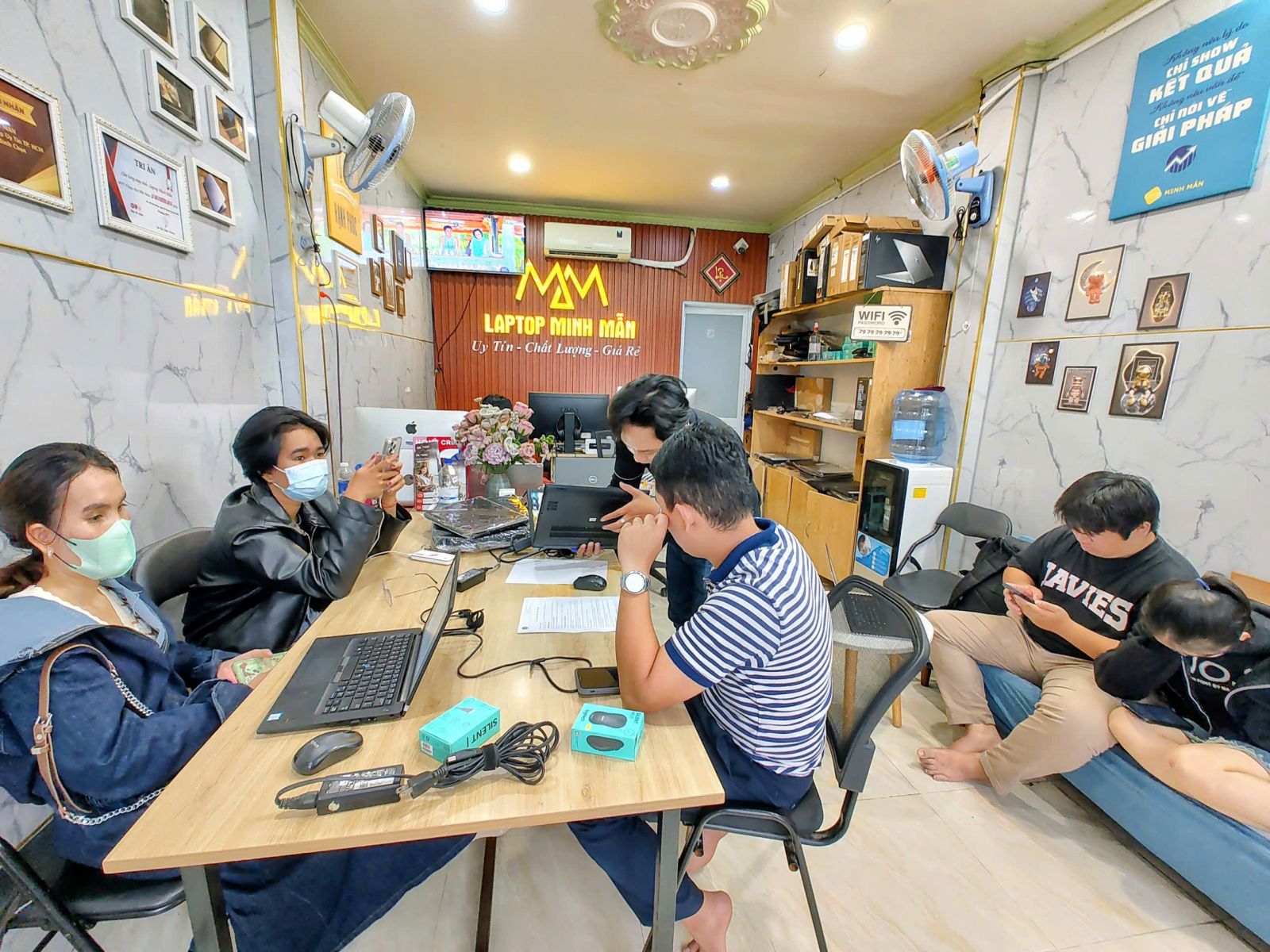 SO SÁNH DELL XPS 9380 VÀ DELL LATITUDE 7400 VỎ NHÔM