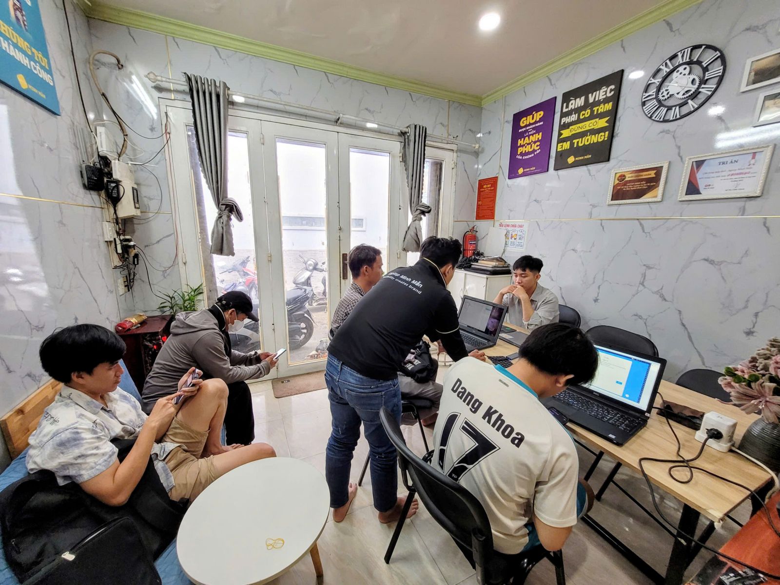 SO SÁNH DELL LATITUDE 7440 VÀ DELL INSPIRON 7440