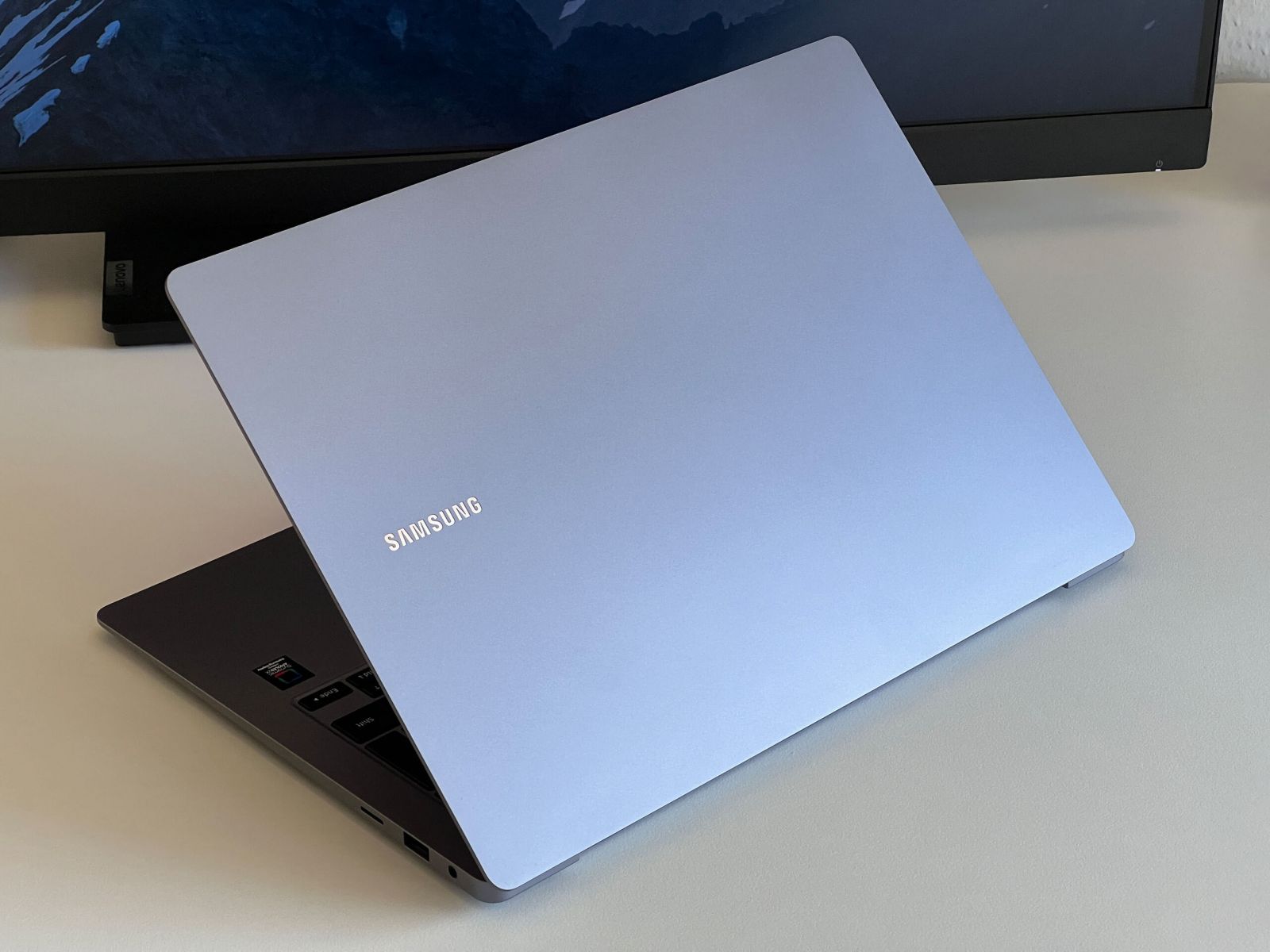 GALAXY BOOK 4 PRO 14 2024 (NGUỒN INTERNET)