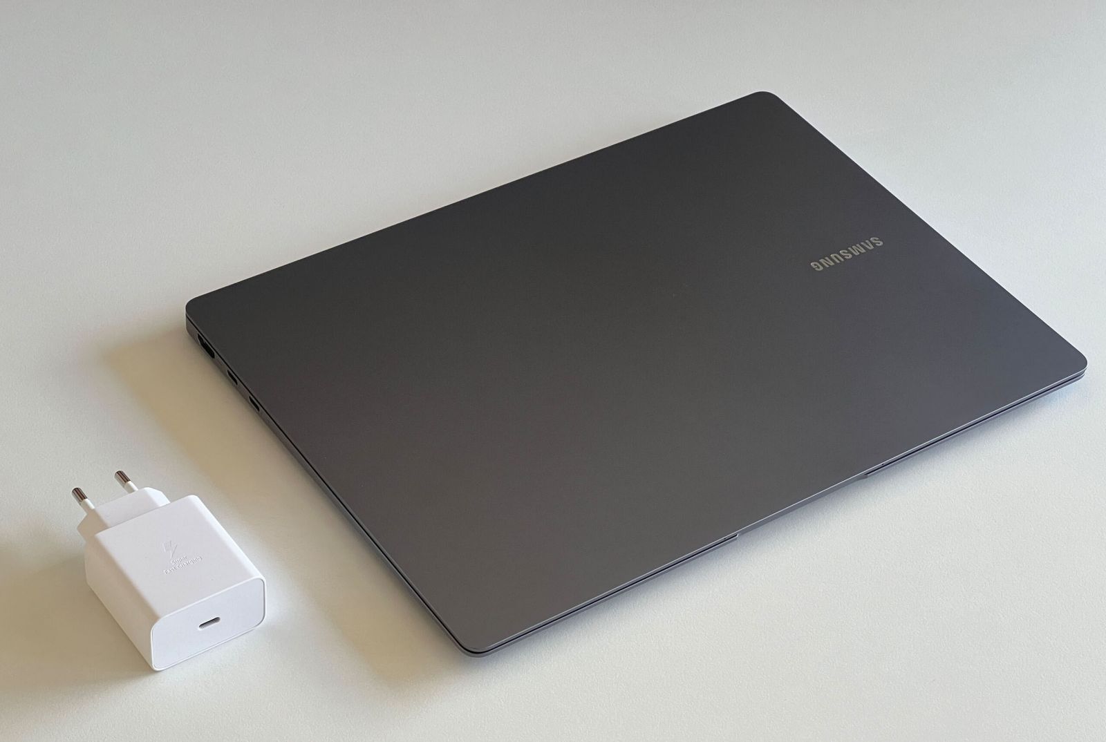 GALAXY BOOK 4 PRO 14 2024 (NGUỒN INTERNET)