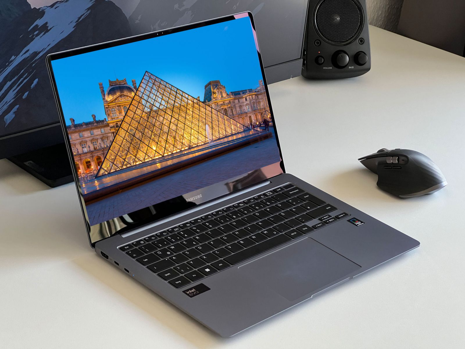 GALAXY BOOK 4 PRO 14 2024 (NGUỒN INTERNET)