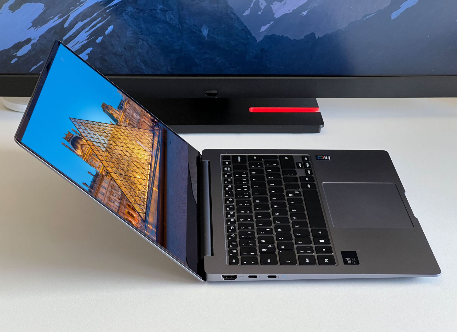 GALAXY BOOK 4 PRO 14 2024 (NGUỒN INTERNET)