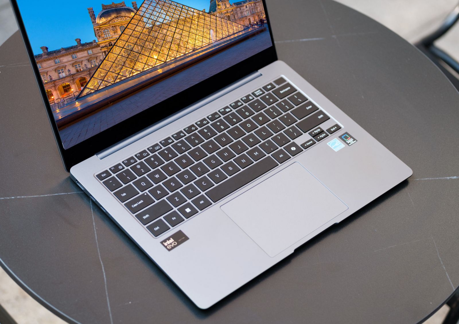GALAXY BOOK 4 PRO 14 2024 (NGUỒN INTERNET)