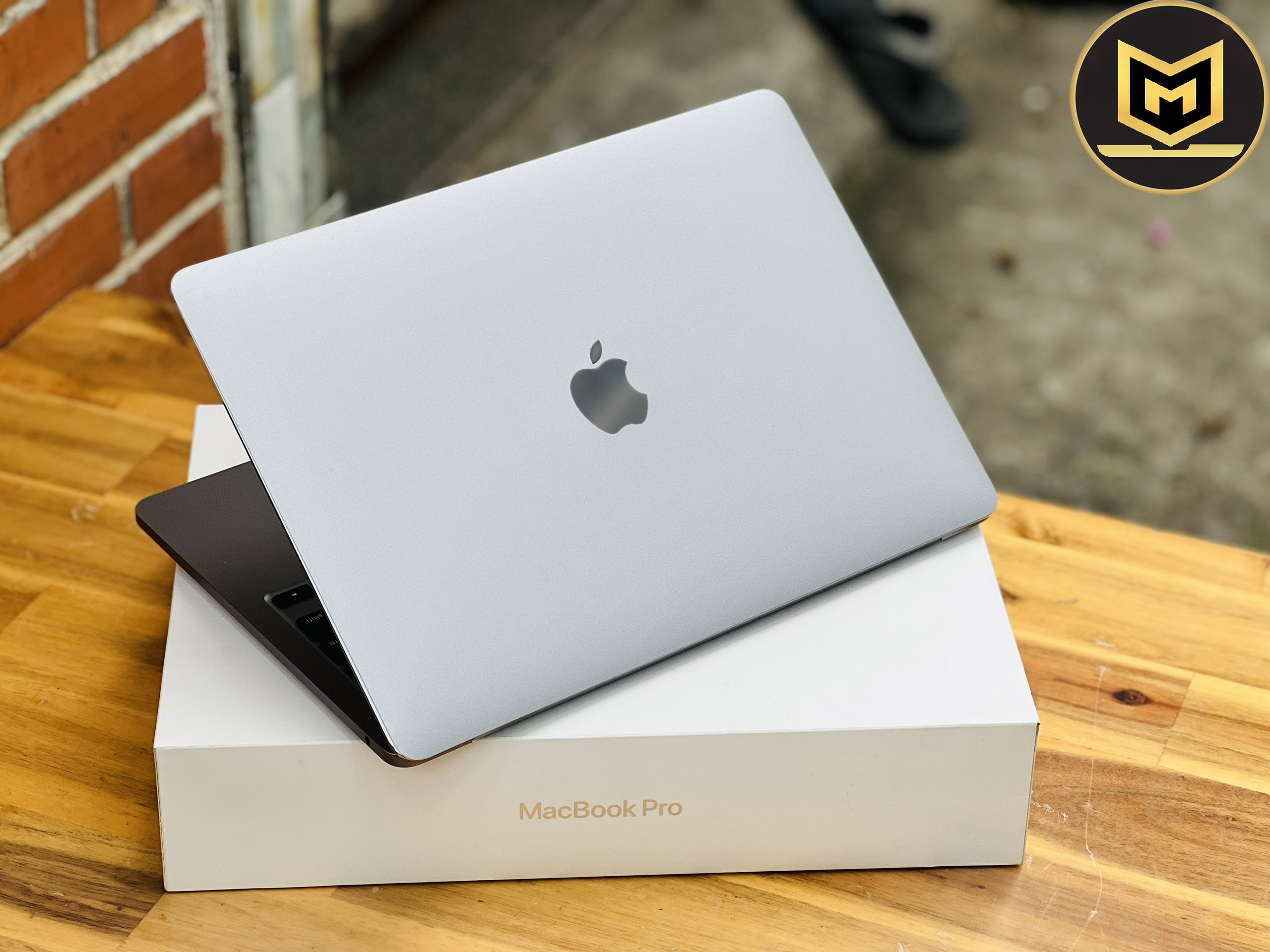 MACBOOK PRO 13 2020 TOUCHBAR i5/ RAM 8GB/ SSD 512GB/ VGA IRIS PLUS/ VỎ NHÔM XÁM GRAY/ GIÁ RẺ